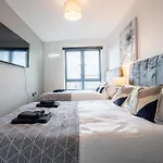 On The River - Sleeps 10 - Leeds (West Yorkshire)