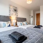 On The River - Sleeps 10 - Leeds (West Yorkshire)