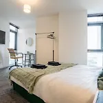 On The River - Sleeps 10 - * Leeds (West Yorkshire)