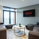 On The River - Sleeps 10 - Leeds (West Yorkshire)