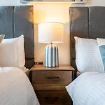 On The River - Sleeps 10 - * Leeds (West Yorkshire)
