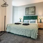 On The River - Sleeps 10 - * Leeds (West Yorkshire)