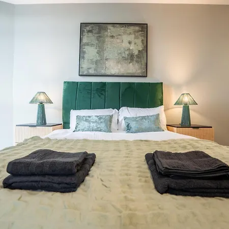 On The River - Sleeps 10 - Leeds (West Yorkshire)