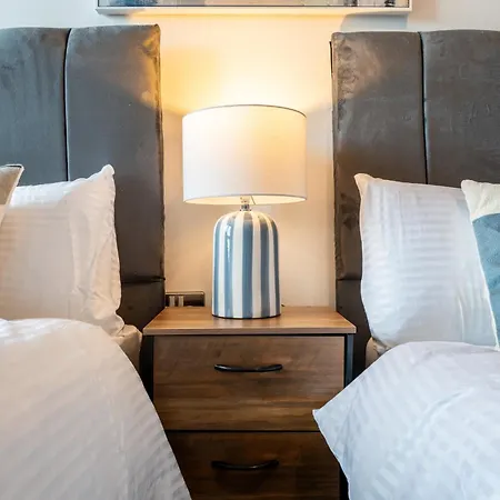 On The River - Sleeps 10 - * 利兹