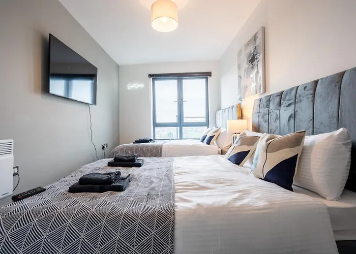 On The River - Sleeps 10 - Leeds (West Yorkshire)