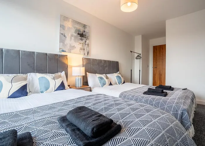 On The River - Sleeps 10 - Leeds (West Yorkshire)