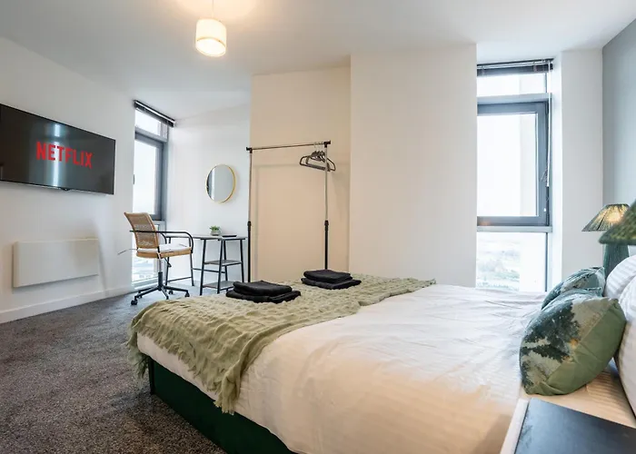 On The River - Sleeps 10 - * Leeds (West Yorkshire)