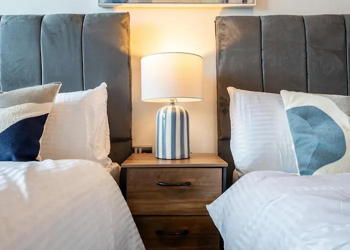 On The River - Sleeps 10 - * Leeds (West Yorkshire)