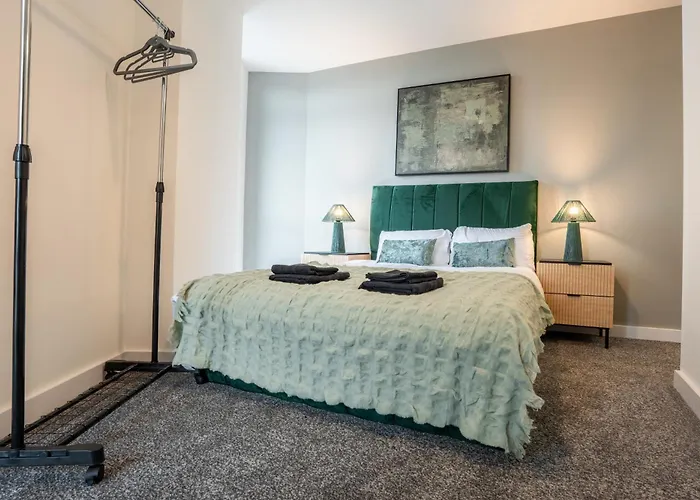 On The River - Sleeps 10 - * 利兹