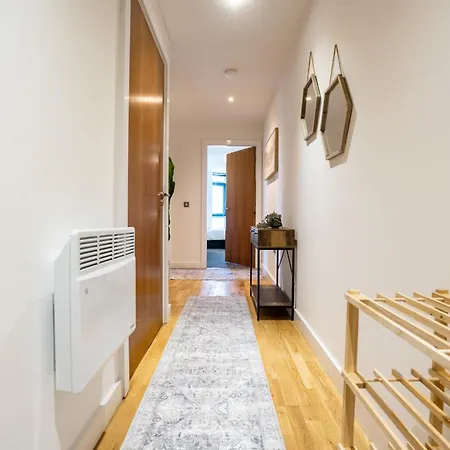 On The River - Sleeps 10 - Leeds (West Yorkshire)