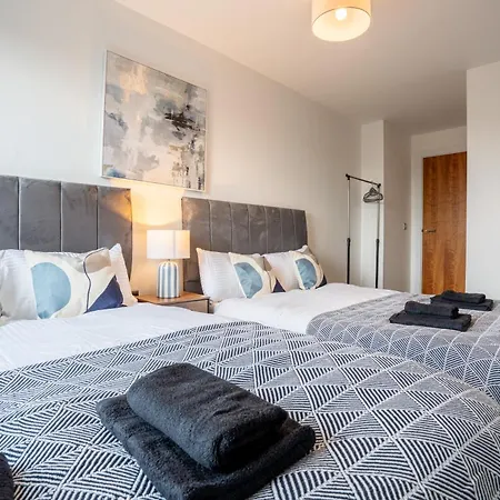 On The River - Sleeps 10 - Leeds (West Yorkshire)