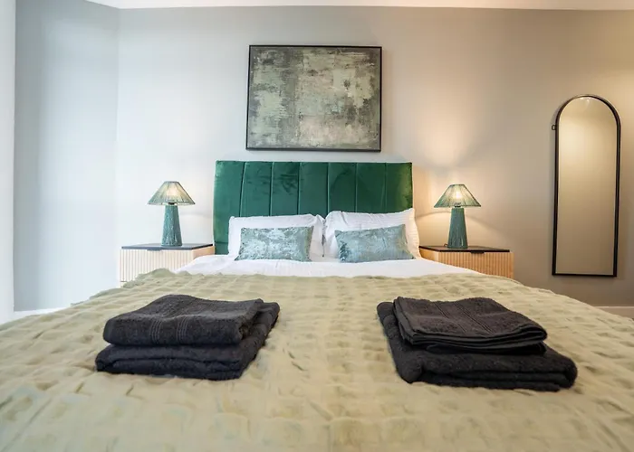 On The River - Sleeps 10 - Leeds (West Yorkshire)