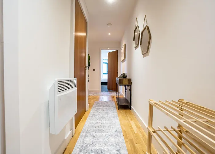 On The River - Sleeps 10 - Leeds (West Yorkshire)