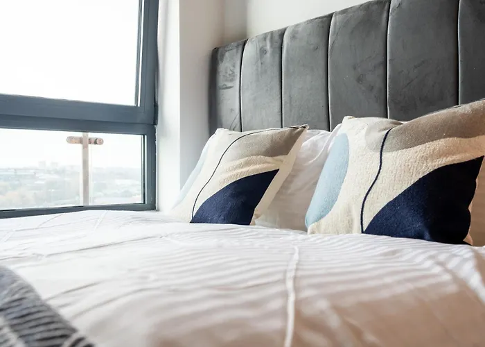 Appartement On The River - Sleeps 10 - *